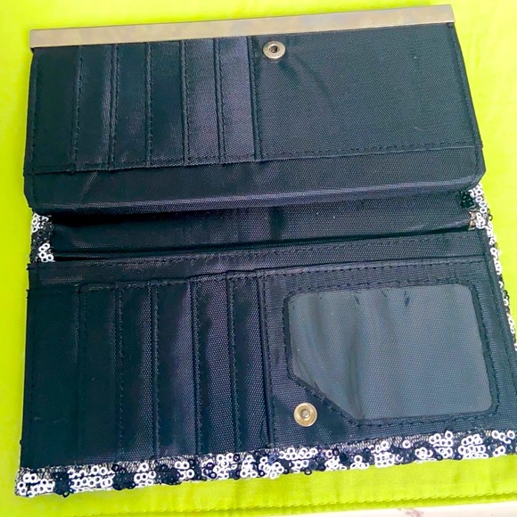 Beaded large wallet with many compartments.BRAND NEW!!💥FIRM PRICE💥 - Picture 4 of 10